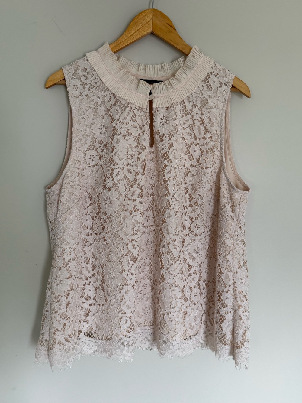 J CREW Cream Lace Ruffle Neck
Sleeveless Keyhole Blouse Lined Sz XXL
Coquette